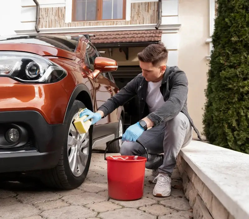 Lavage auto à domicile Loué : professionnel intervenant sur un véhicule